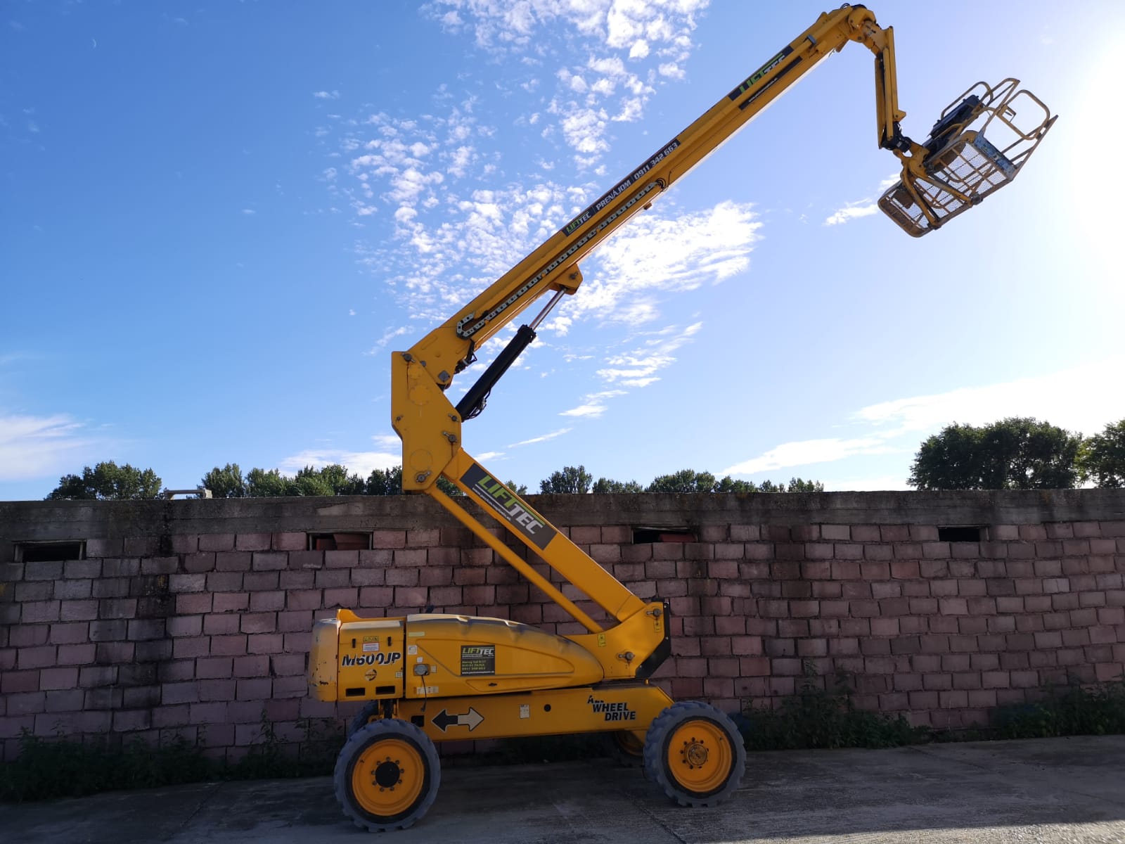 JLG M600 AJPN